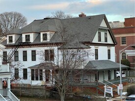 16 Bull St in Newport, RI - Building Photo