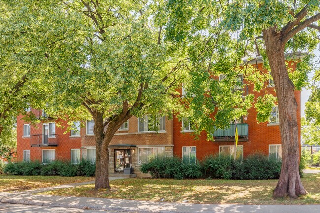 11930 Michel-Sarrazin Rue in Montréal, QC - Building Photo - Building Photo
