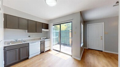 725 Peppertree Dr, Unit 1 in Bryan, TX - Foto de edificio - Building Photo