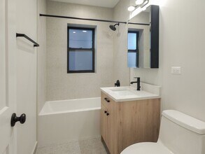 2020 W Ainslie St, Unit 1 in Chicago, IL - Foto de edificio - Building Photo