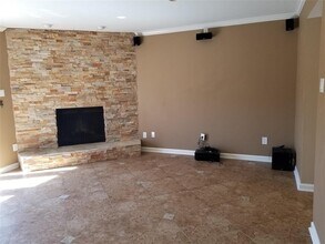 10320 Longmont Dr in Houston, TX - Building Photo - Building Photo