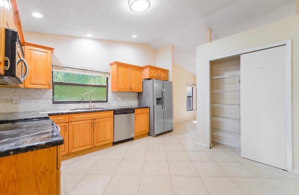 2532 NW 87th Dr in Coral Springs, FL - Building Photo