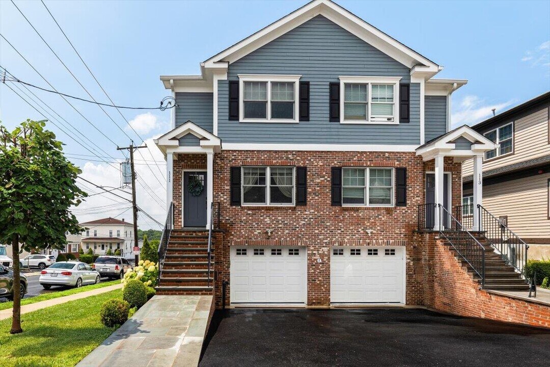 111 Gainsborg Ave E in Harrison, NY - Building Photo