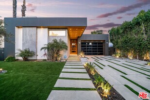 4458 Mammoth Ave in Los Angeles, CA - Building Photo