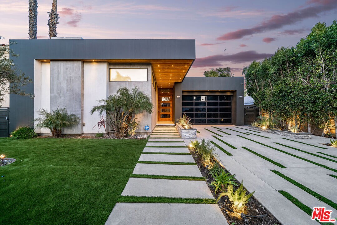 4458 Mammoth Ave in Los Angeles, CA - Building Photo