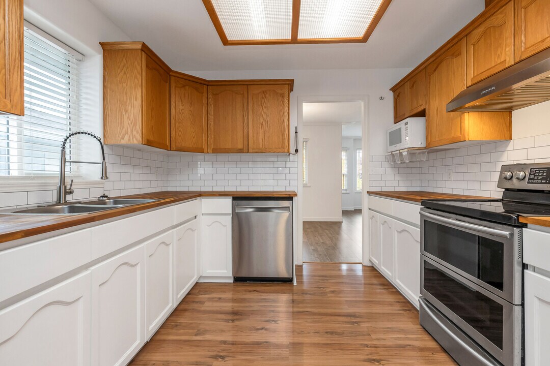 8181 Kunimoto Ct in Mission, BC - Building Photo