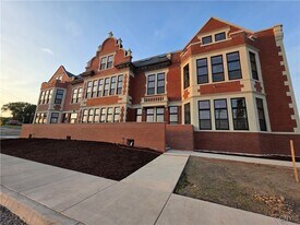 100 Buckley Rd in Liverpool, NY - Building Photo