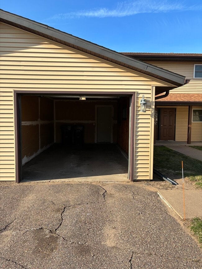 2318 Meadow Ln, Unit #3 in Eau Claire, WI - Foto de edificio - Building Photo