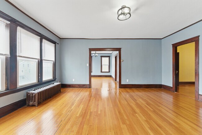 466 Locust St, Unit 2 in Fall River, MA - Building Photo - Building Photo