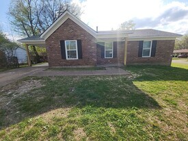 43 Foxlea Dr in Jackson, TN - Building Photo