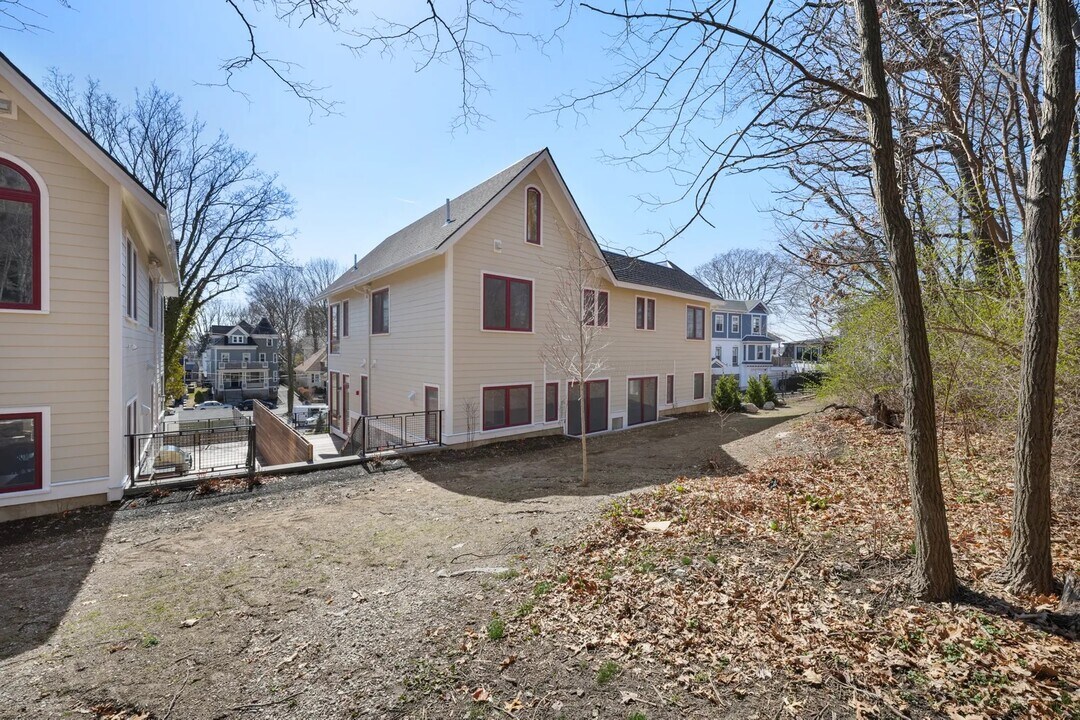 147 Grampian Way in Boston, MA - Foto de edificio