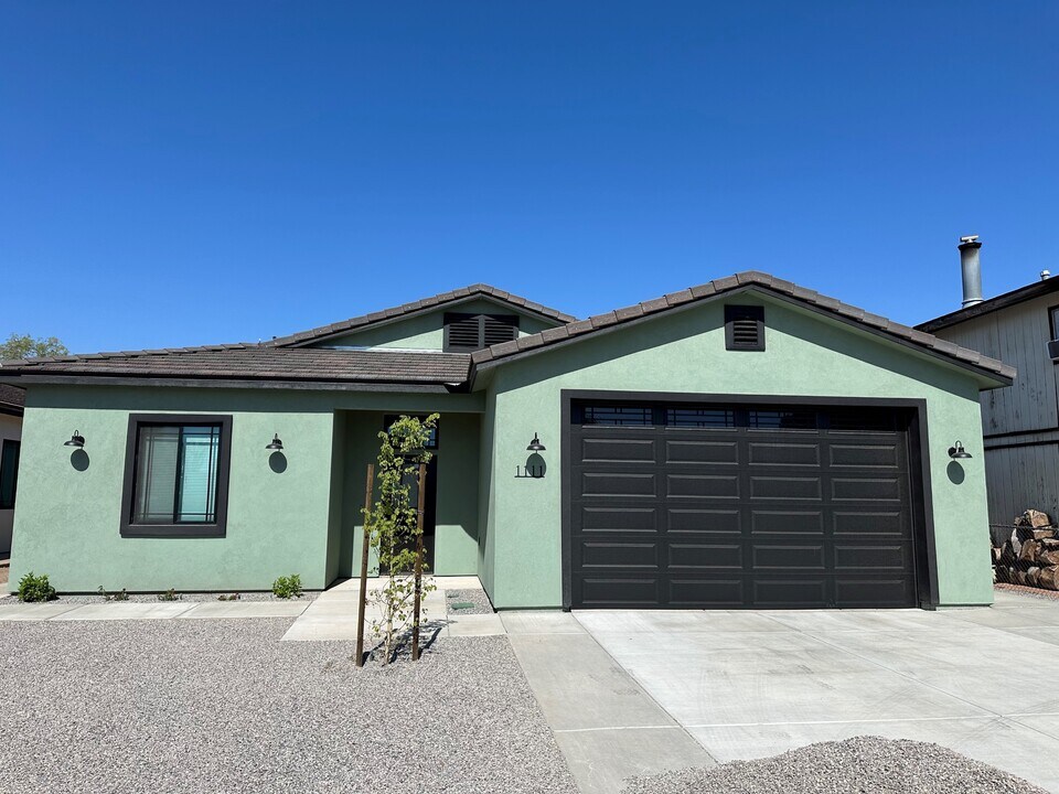 1111 Avenida De Las Estrellas Dr in Bullhead City, AZ - Building Photo