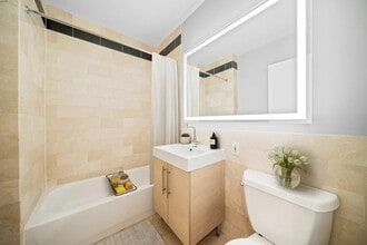 2 S End Ave, Unit 1201 in New York, NY - Foto de edificio - Building Photo