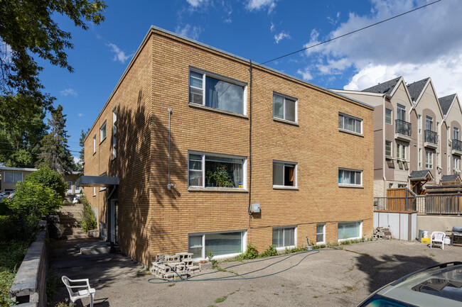 1735 34 Av SW in Calgary, AB - Building Photo - Building Photo