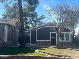 43119 7th St E in Lancaster, CA - Building Photo