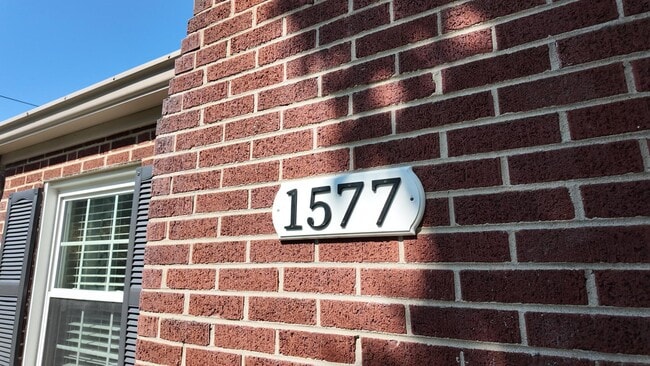 1577 Pasadena Ave in Cincinnati, OH - Foto de edificio - Building Photo
