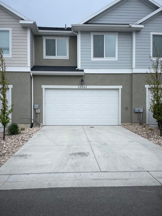 13963 Silver Peak Ln in Herriman, UT - Building Photo