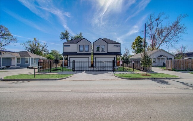 835 S Victory Dr in Houston, TX - Building Photo - Building Photo