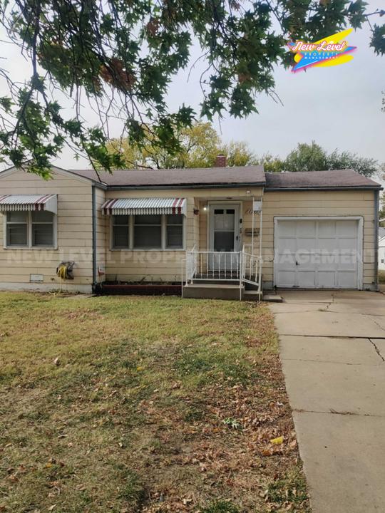 1711 N Floberta Rd in Wichita, KS - Foto de edificio