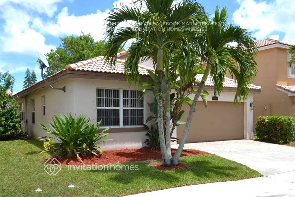 1365 SW 106th Ave in Pembroke Pines, FL - Building Photo