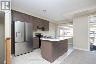 1104 Lockie Dr in Oshawa, ON - Building Photo - Building Photo