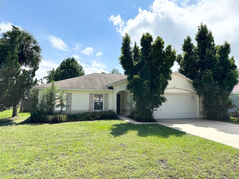 36 Port Royal Dr in Palm Coast, FL - Building Photo