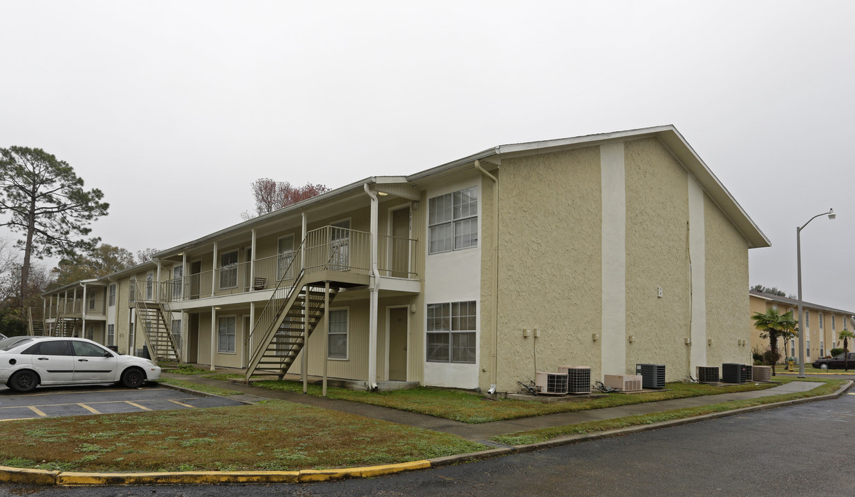 Acadian Manor in Lafayette, LA - Building Photo