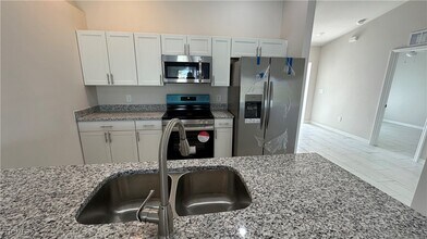 934 SE 8th St in Cape Coral, FL - Building Photo - Building Photo