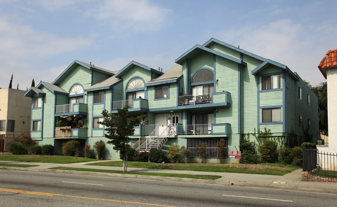 1546 Bundy Drive in Los Angeles, CA - Building Photo
