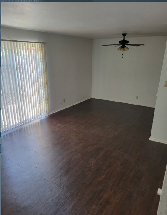 207 Sprucewood Ln-Unit -A in San Antonio, TX - Building Photo