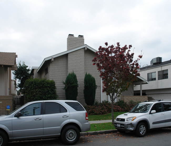 3572 Howard in Los Alamitos, CA - Foto de edificio - Building Photo