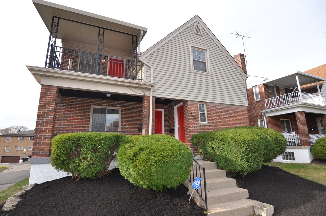 7301 Brookcrest Dr, Unit 1 in Cincinnati, OH - Foto de edificio