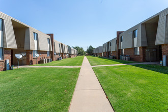 Briarwood Apartments in Woodward, OK - Foto de edificio - Building Photo