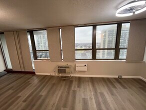 2740 N Pine Grove Ave in Chicago, IL - Foto de edificio - Building Photo