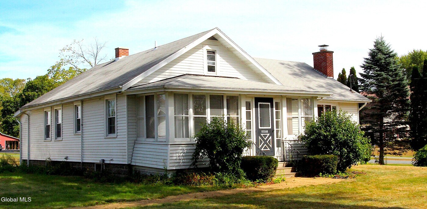 2415 W Old State Rd in Schenectady, NY - Building Photo