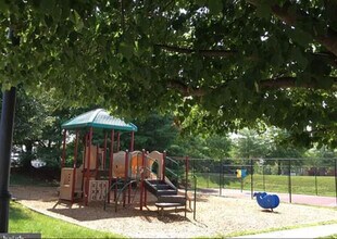 2637 Glenriver Way in Woodbridge, VA - Foto de edificio - Building Photo