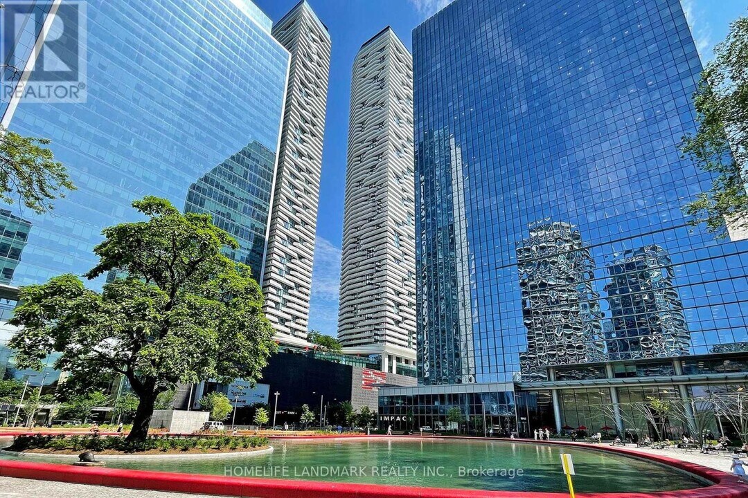 100 Harbour St in Toronto, ON - Building Photo