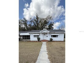 13725 10th St in Dade City, FL - Building Photo