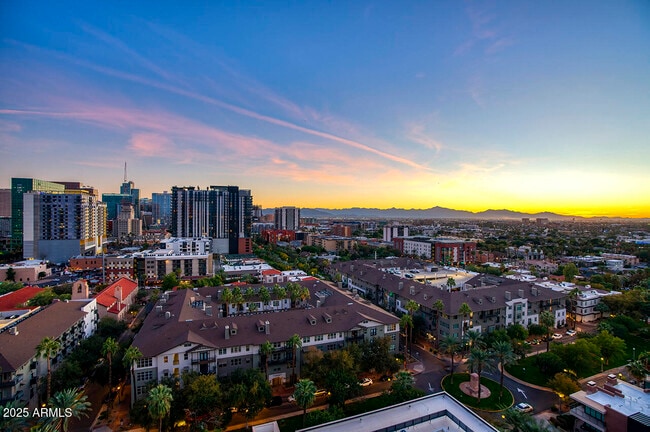 200 W Portland St in Phoenix, AZ - Foto de edificio - Building Photo