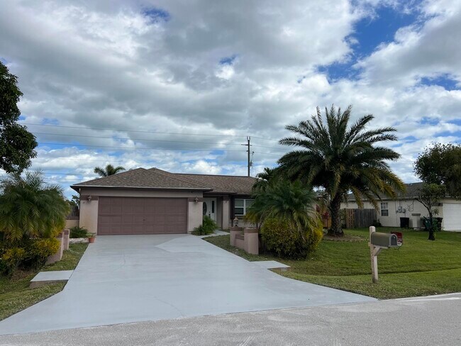 1561 SE Appamattox Terrace in Port St. Lucie, FL - Foto de edificio - Building Photo