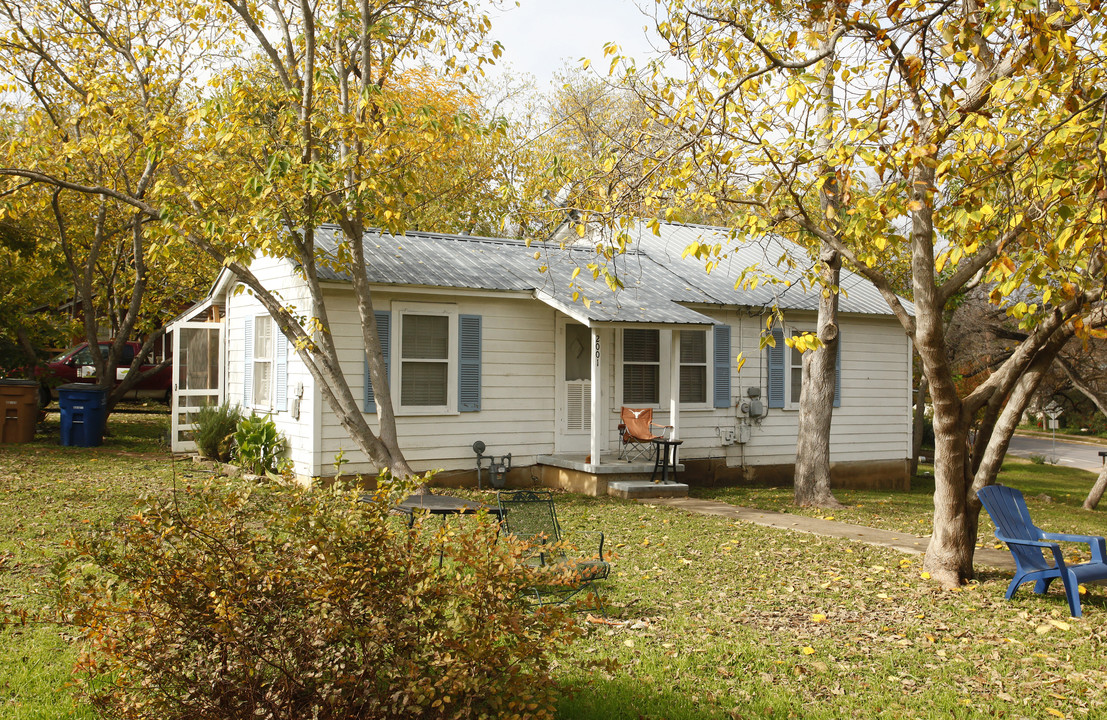 2001 Melridge Pl in Austin, TX - Building Photo