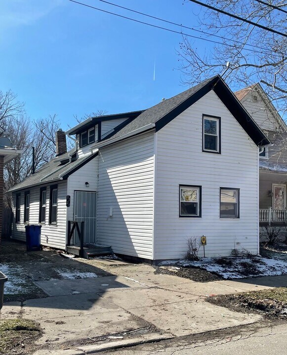 3221 Trowbridge Ave in Cleveland, OH - Building Photo