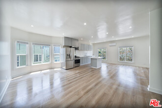132 S Kenmore Ave in Los Angeles, CA - Building Photo - Building Photo
