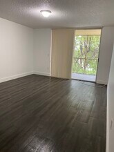 8363 Lake Dr in Doral, FL - Building Photo - Building Photo