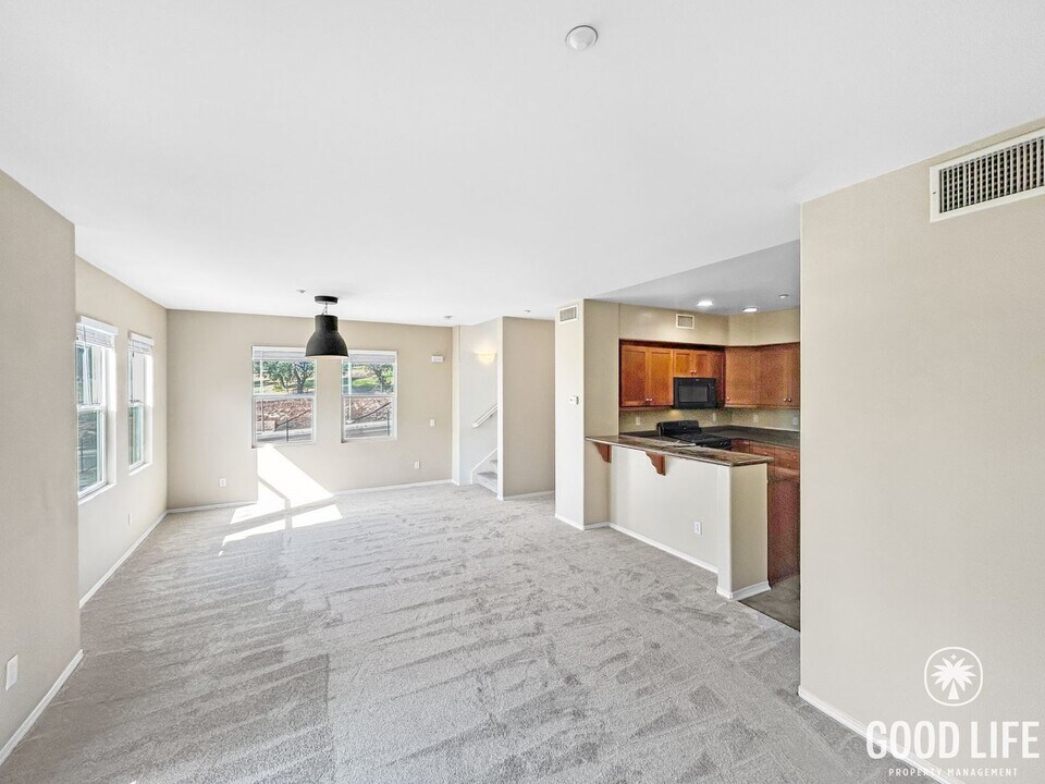 4082 Union Square Ln in San Diego, CA - Foto de edificio