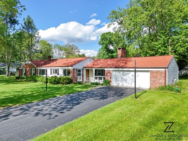 6843 E Dartmoor Rd in West Bloomfield, MI - Building Photo - Building Photo
