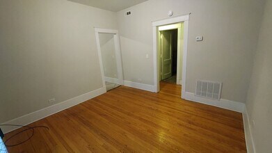 111 N Center St, Unit 2R in Joliet, IL - Building Photo - Building Photo