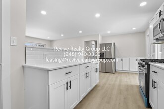 32112 Pembroke St in Livonia, MI - Building Photo - Building Photo