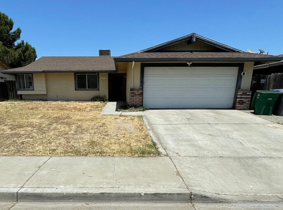1354 Falcon St in Los Banos, CA - Building Photo