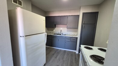 4286 Catalpa Dr. in Dayton, OH - Building Photo - Building Photo